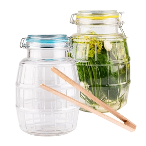 Sada – skleněná hermetická nádoba – 2100 ml – 2,1 l – s reliéfem sudu a mechanickým uzávěrem + dřevěné kleště