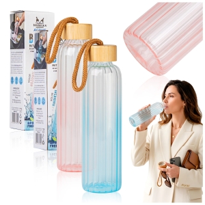 Skleněná láhev – rýhovaný bidon 550 ml s bambusovým víčkem na vodu, limonádu, elektrolyty a iontové nápoje