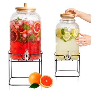 Skleněná nádoba 8L na kovovém stojanu s rýhováním a kohoutkem na limonádu, vodu, šťávu s bambusovým víkem