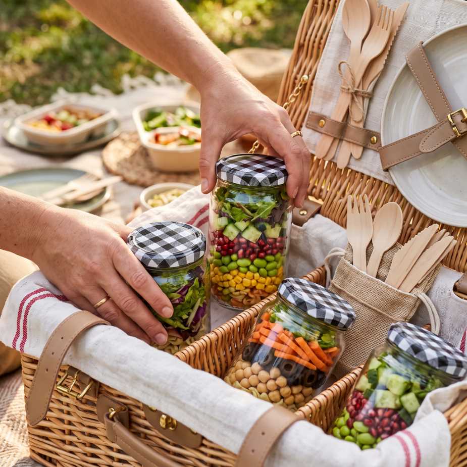 Saláty na piknik ve sklenicích – vrstvené uspořádání surovin